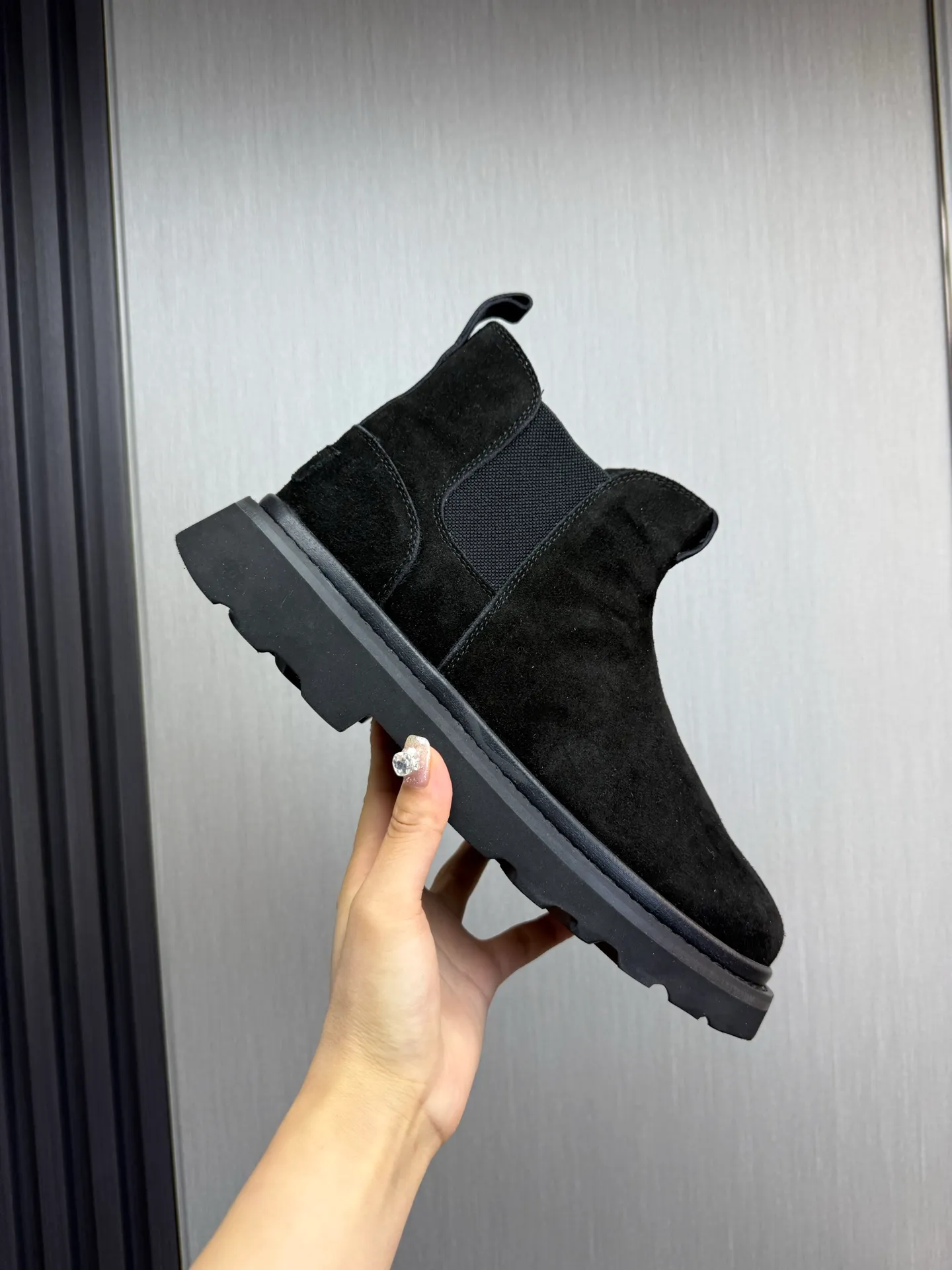 Men's shoes 💰600💰 New UGG fur integrated men's simple and fashionable snow boots. The most worth buying at the end of this year are warm casual shoes. Whether you are out and about at home, their comfortable and warm performance will be your most suitable fashion companion! The material is cowhide upper and imported wool is used inside. Warm and comfortable! The eva+ rubber patch outsole is cushioned, non-slip and wear-resistant, and has good elasticity. It is light and wear-resistant, comfortable and soft, and the new simple cut is more fashionable. It has both practicality and fashion sense, so you no longer have to worry about how to match it in winter, while still maintaining your fashionable taste. High-quality genuine wool. Look at the details for the material! Size: 39-40-41-42-43-44-44 sneaker size